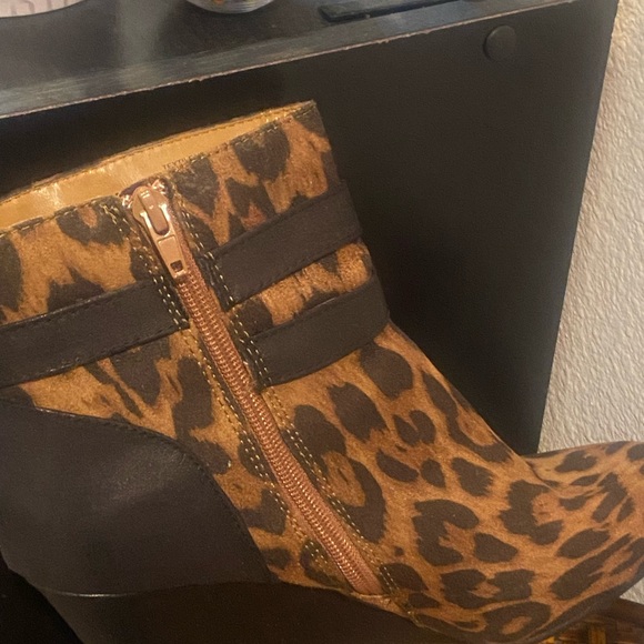 Jaclyn Smith, wedge, leopard texture tile just come above the ankles - Picture 2 of 16